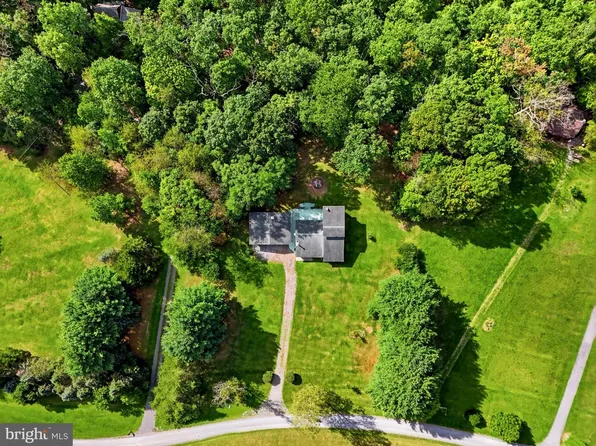 71 Foggy Bottom Ln, Berkeley Springs, WV 25411