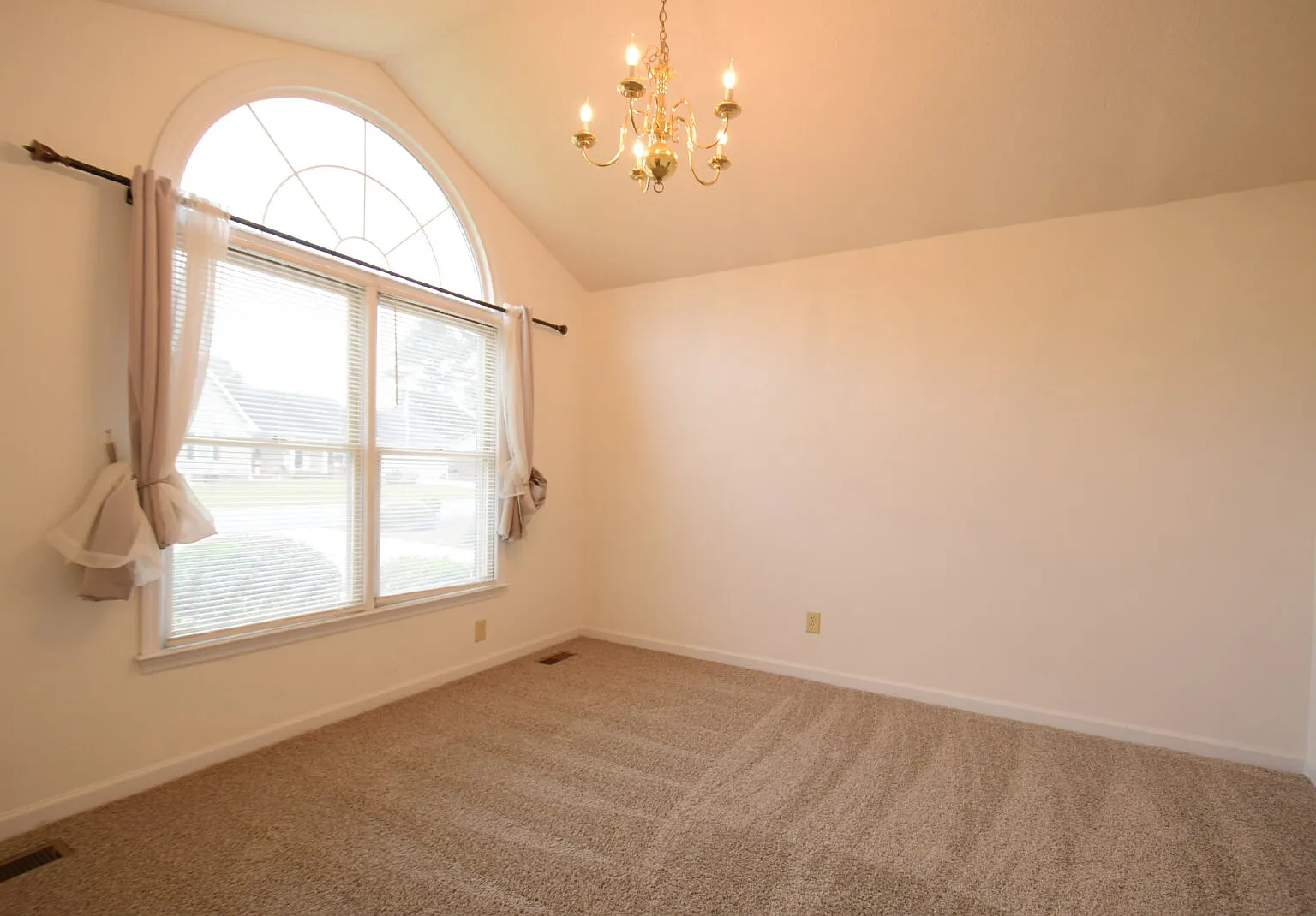 3 bed, 2.0 bath, 1302 sqft, $1,475 — Photo 3