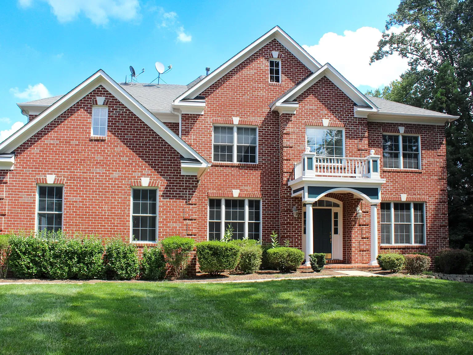 6 bed, 6000 sqft, $7,550 — Photo 1