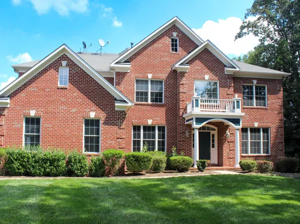 1607 Chathams Ford Pl, Vienna, VA 22182