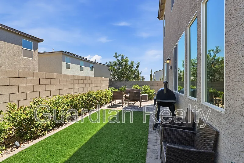 5 bed, 4.0 bath, 2466 sqft, $3,045 — Photo 3
