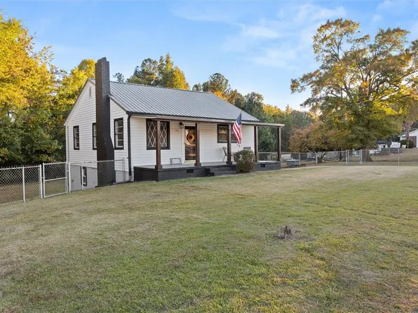 224 Syphrit Rd, Wellford, SC 29385