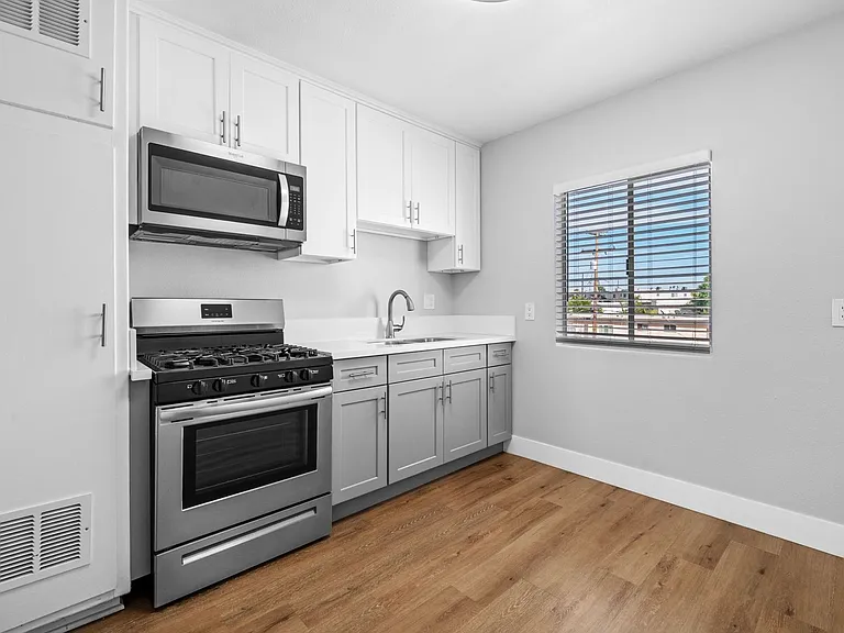 Colima Apartments — Photo 3