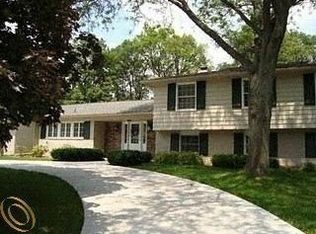 22070 Nottingham Dr, Beverly Hills, MI