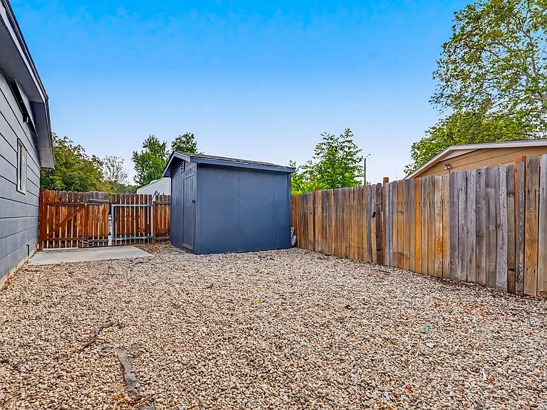 2115 N Courtney Dr — Photo 24