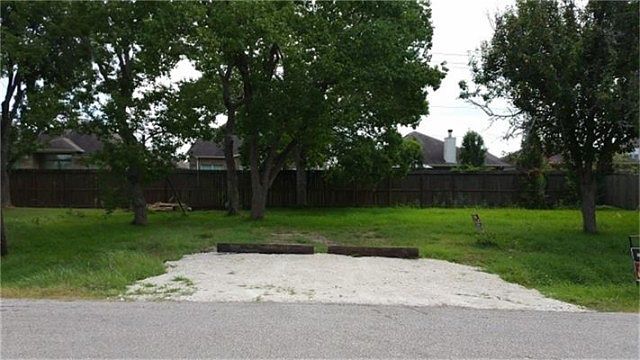 1st image of 525 Lakeside Dr