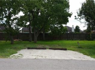 525 Lakeside Dr, Kemah, TX 77565