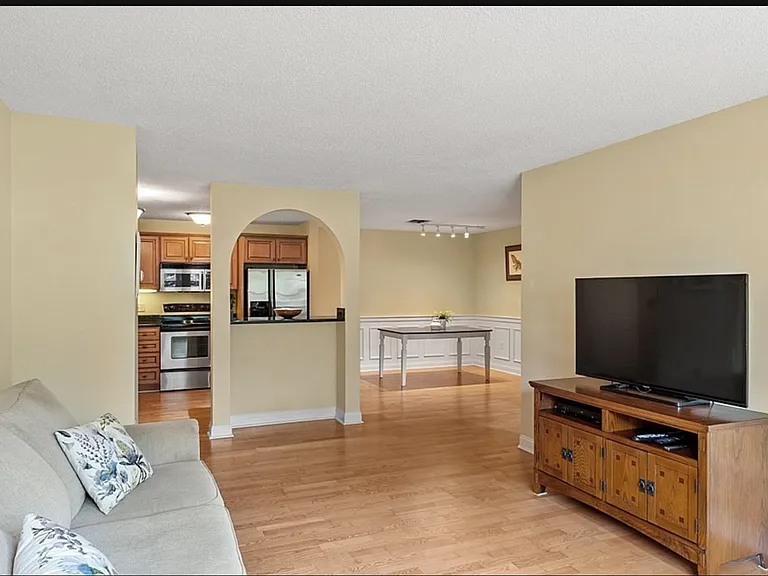650 Brookside Dr #D — Photo 8