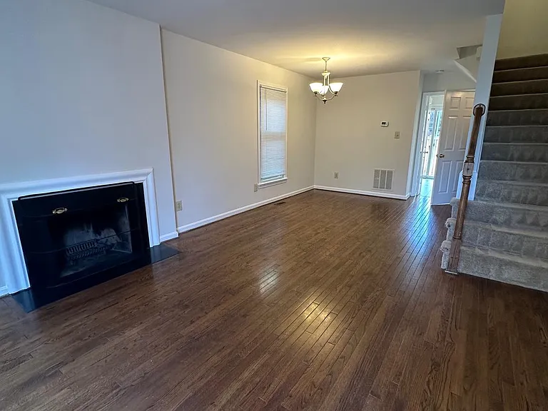 529 Colecroft Ct — Photo 2