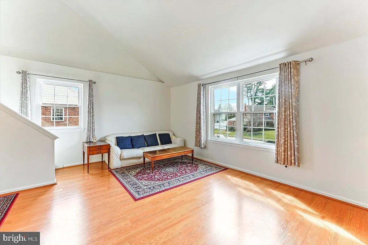 3 bed, 1.5 bath, 1434 sqft, $2,595 — Photo 2
