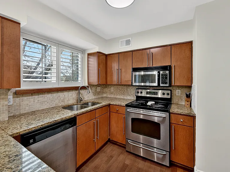 217 N Dotger Ave #D10 — Photo 8