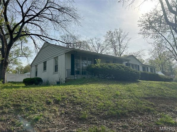 900 Alanson Dr, Saint Louis, MO 63132