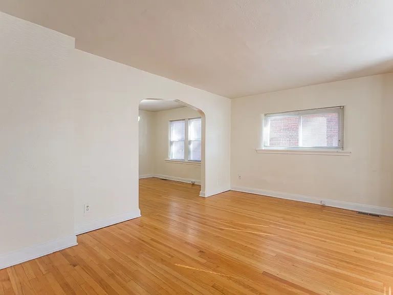 (204) 7339 Dartmouth Ave — Photo 5