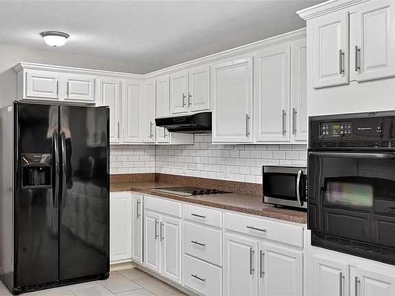 5th image of 610 W Maud St