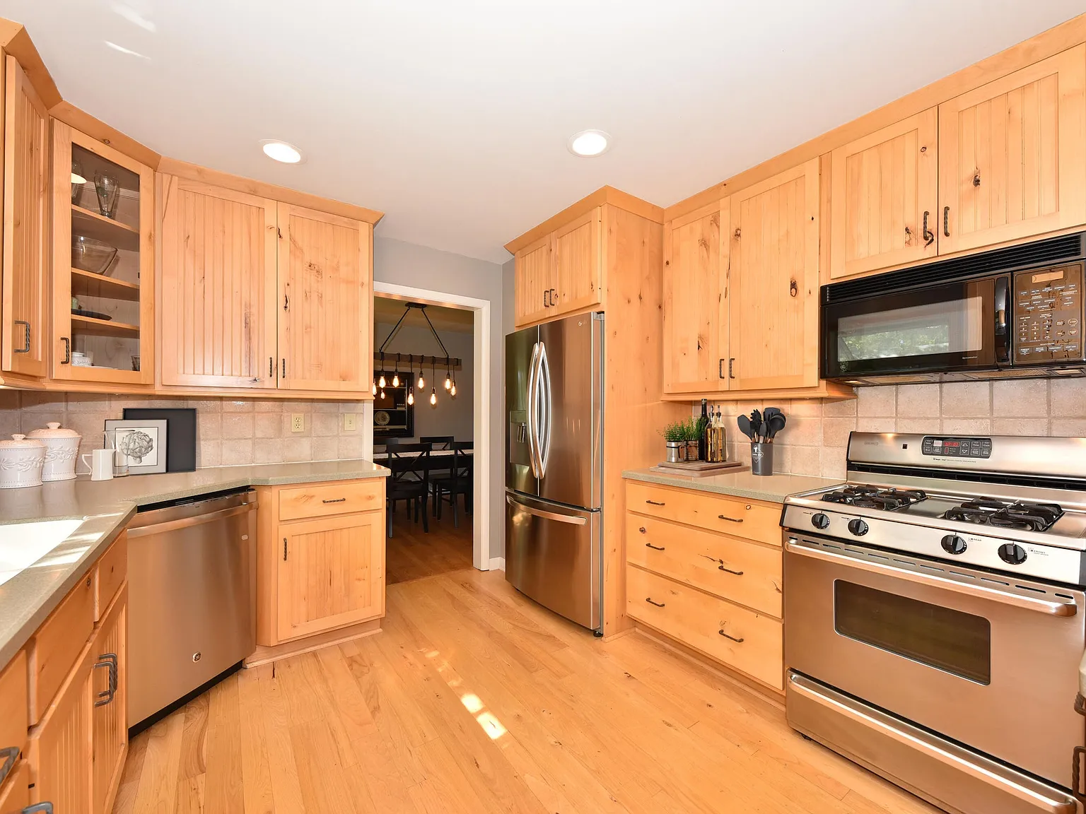 4 bed, 3275 sqft, $3,900 — Photo 2