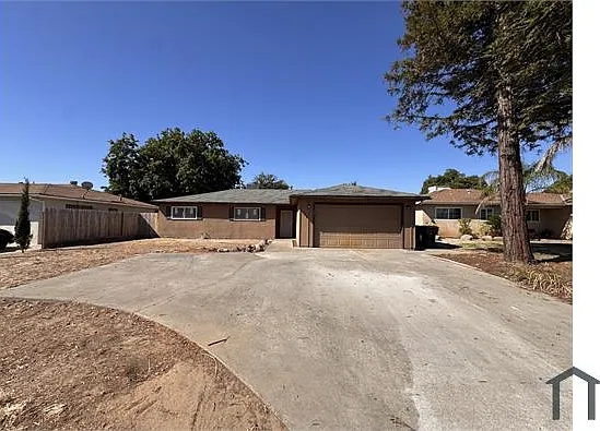 4445 N Emerson Ave — Photo 2