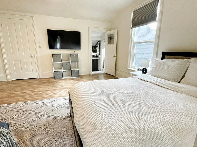 303 E Broadway St — Photo 4