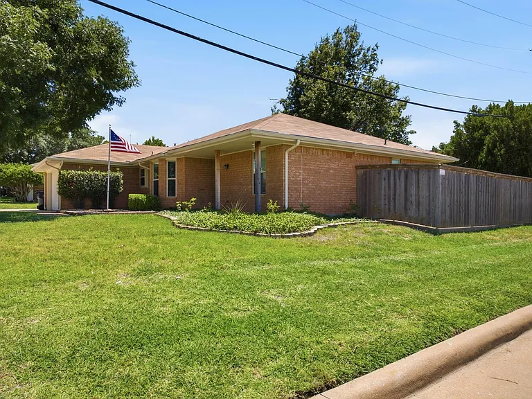 5526 Russell Dr — Photo 4