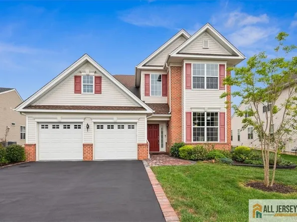 15 Dunwell Dr S, Kendall Park, NJ 08824