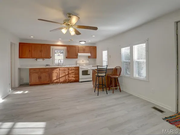 318 W New St, Palmyra, MO 63461