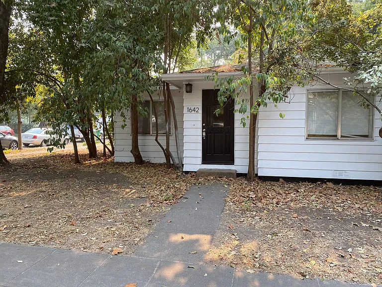 1642 Mulberry St — Photo 1