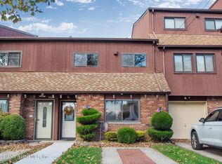 909 W Fingerboard Rd, Staten Island, NY 10304