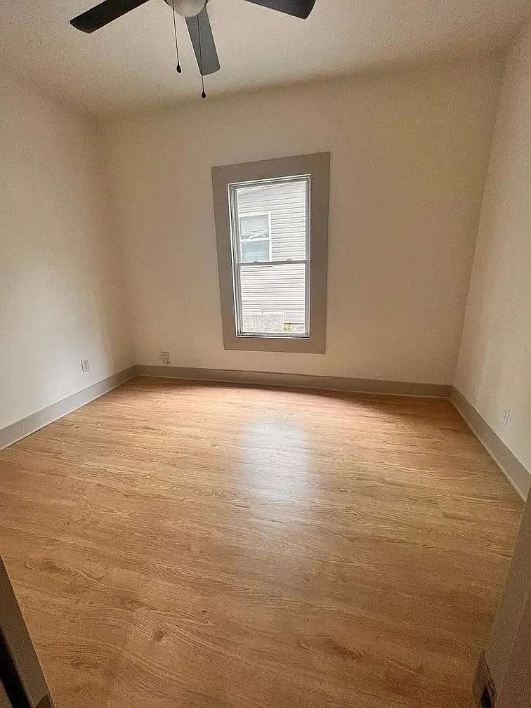 3 bed, 930 sqft, $1,400 — Photo 2