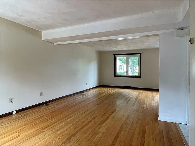 42 Dante Ave — Photo 6