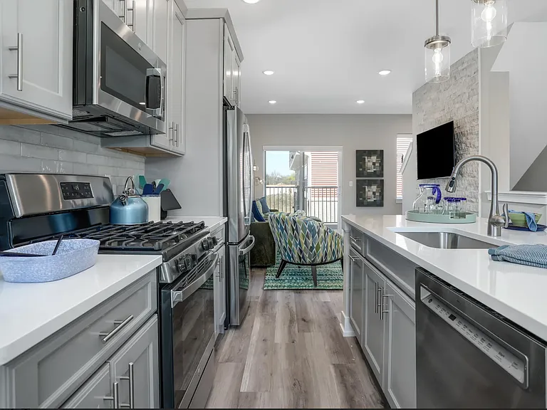 777 Canterbury Ln — Photo 10
