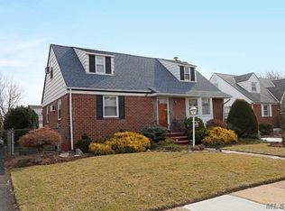 376 Sherbourne Rd, Valley Stream, NY 11580