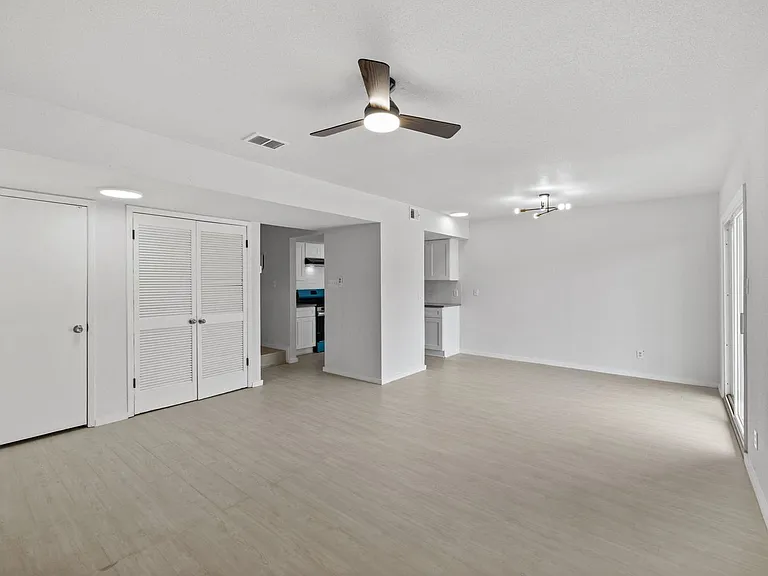301 E Croslin St #103 — Photo 15