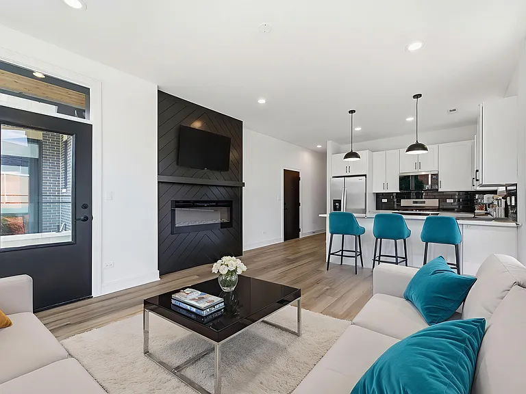 3902 S Lake Park Ave #2 — Photo 2