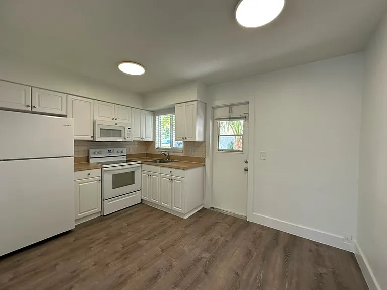 840 NE 17th Ter #9 — Photo 24