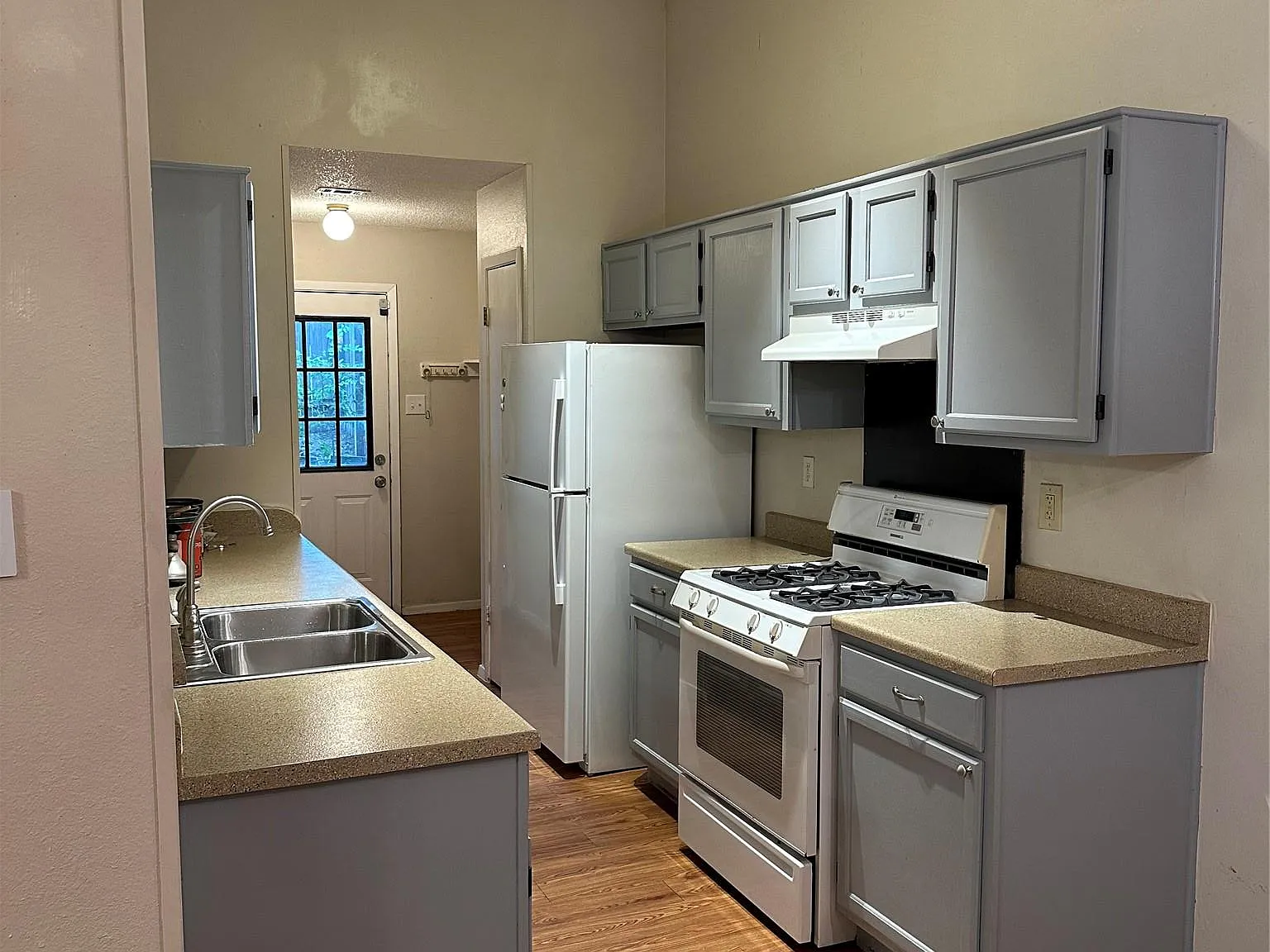 3 bed, 2.0 bath, 1018 sqft, $1,750 — Photo 2