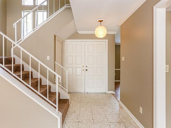 3rd image of 2904 Camelot Ln