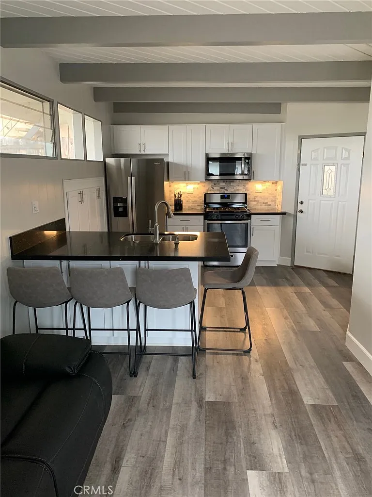 2 bed, 700 sqft, $3,100 — Photo 4
