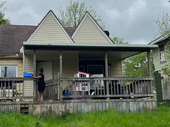 2437 Zimmerman St, Flint, MI 48503