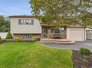 18 Schoolhouse Rd, East Islip, NY 11730