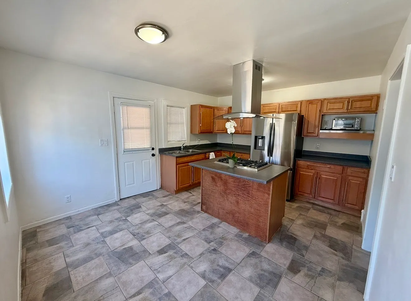22122 Saticoy St — Photo 4