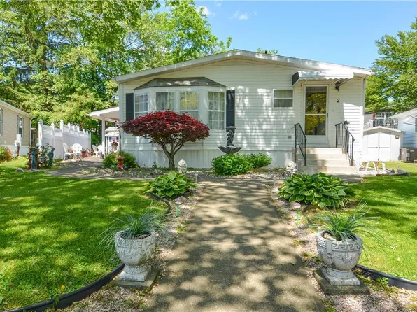 2 Longwood Cir, Bath, PA 18014