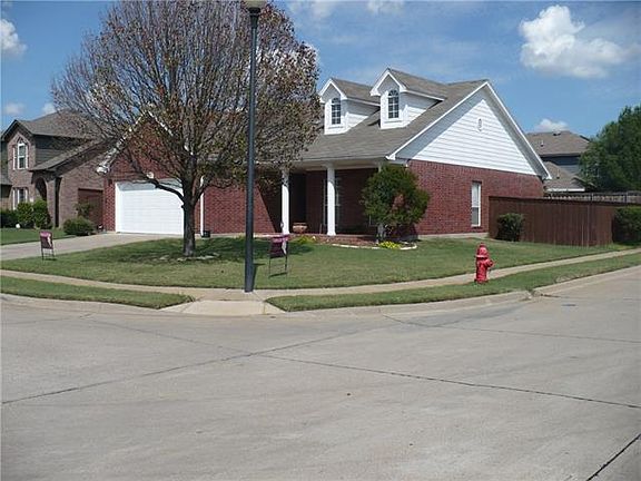 3rd image of 100 Lakeway Ln