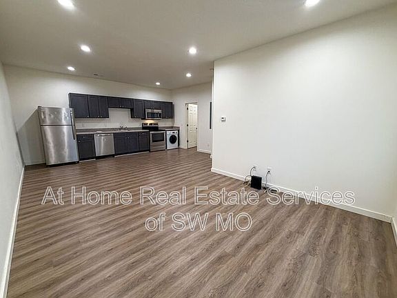 2nd image of 2009 E Grand St #A