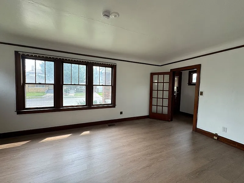 3 bed, 2.0 bath, 1900 sqft, $1,400 — Photo 2