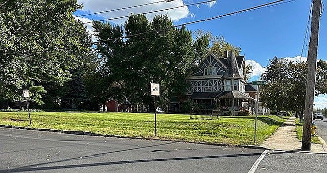 NICE CORNER LOT  FOR A HOUSE