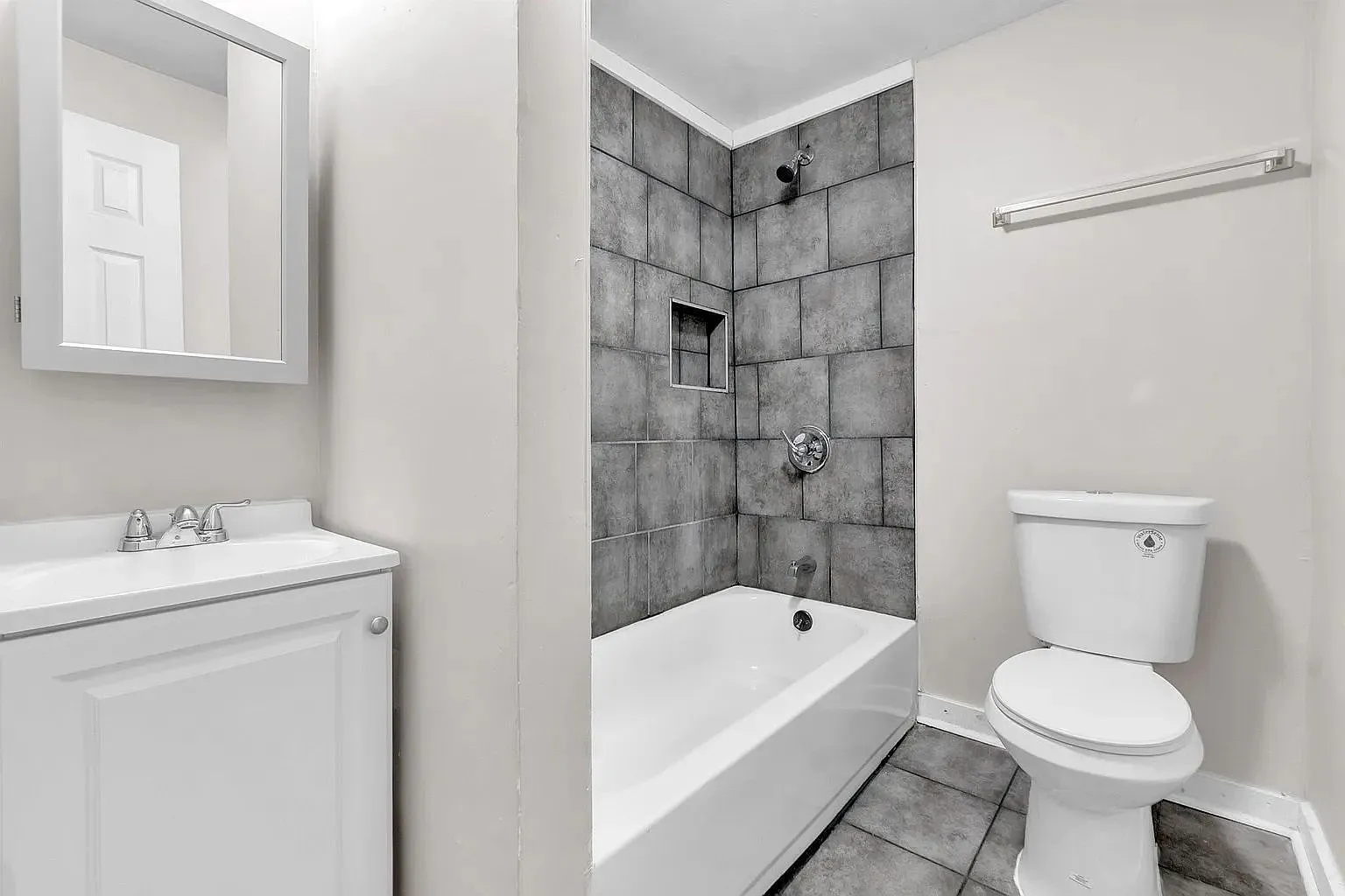 2 bed, 1.0 bath, 936 sqft, $1,350 — Photo 4
