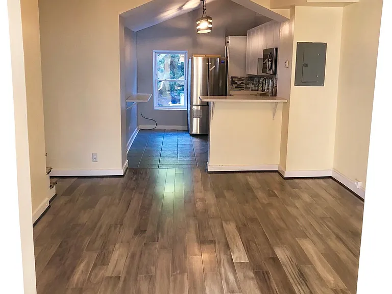 709 S Broadway — Photo 12