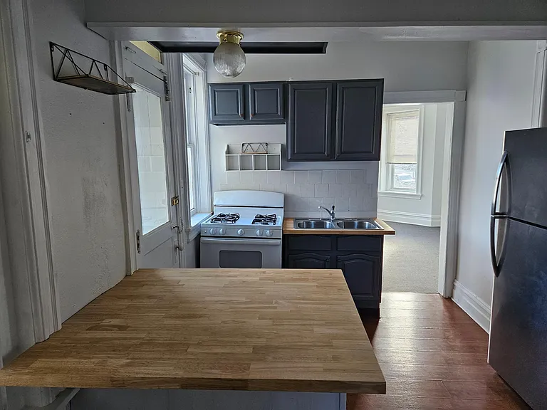 145 E North St — Photo 5