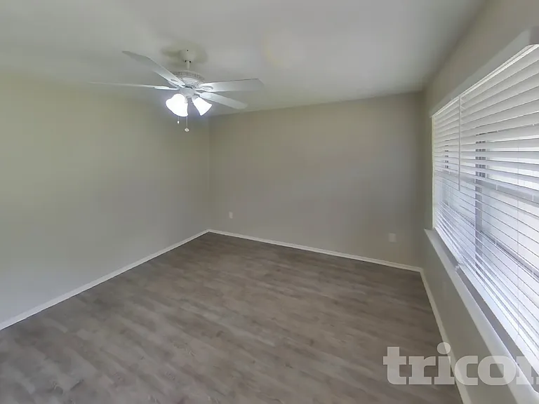3221 Edgebrook Dr — Photo 2