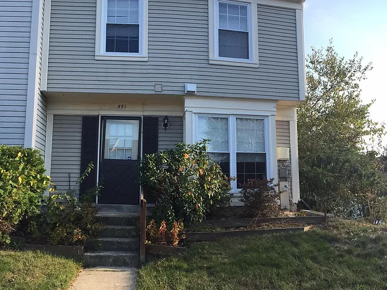 END UNIT TOWNHOUSE
