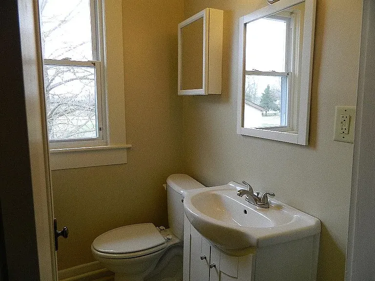 115 E Riverside Dr — Photo 23